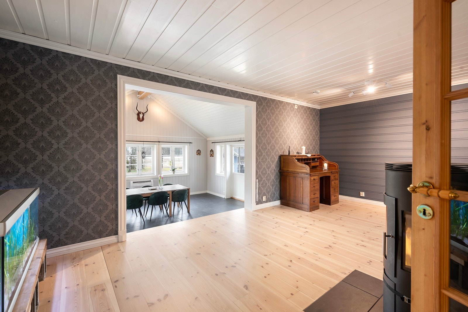 Her har du en romslig stue med fine detaljer og trapp ned til tilbygget Galleribilde