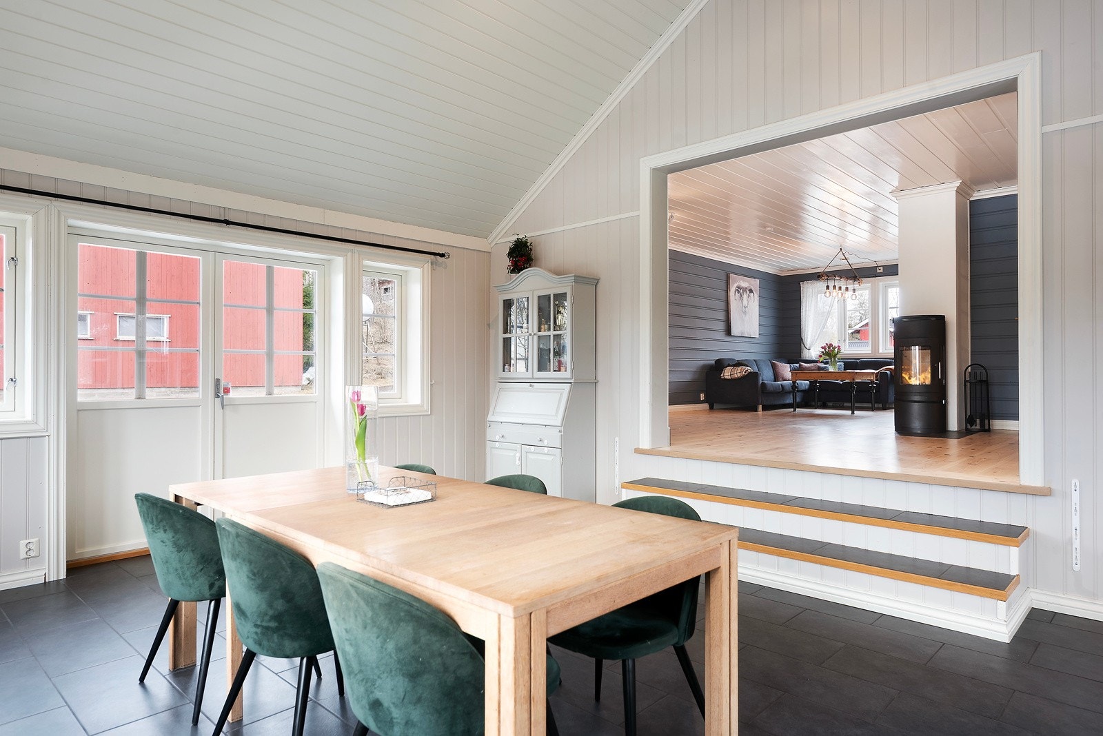 Med et par trinn ned fra stuen er det i nyere tid bygget tilbygg som er et fint og verdifult tilskudd på huset Galleribilde