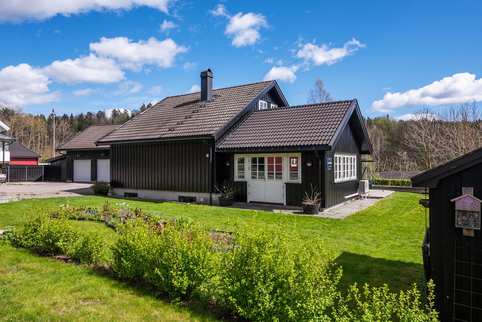 En landlig beliggende enebolig med flotte uteområder til glede for store og små Galleribilde