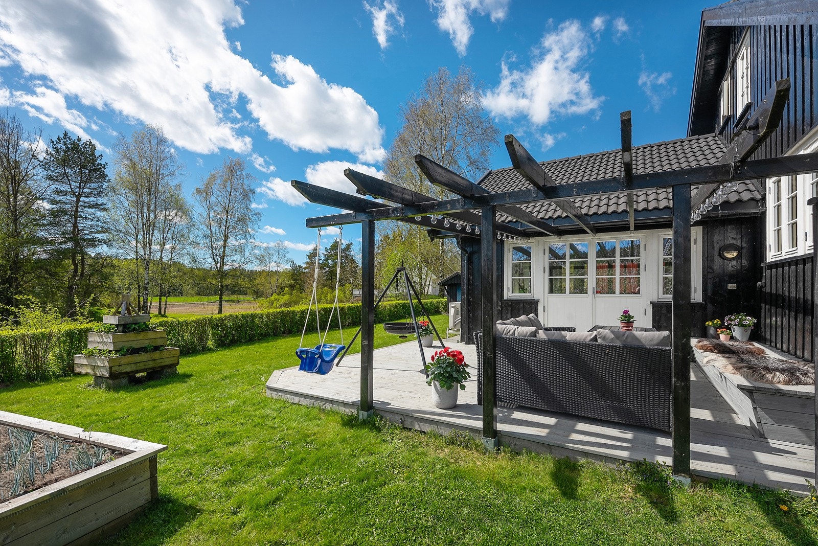 Her er det få skritt fra avslapning på terrassen til ballspill i hagen Galleribilde