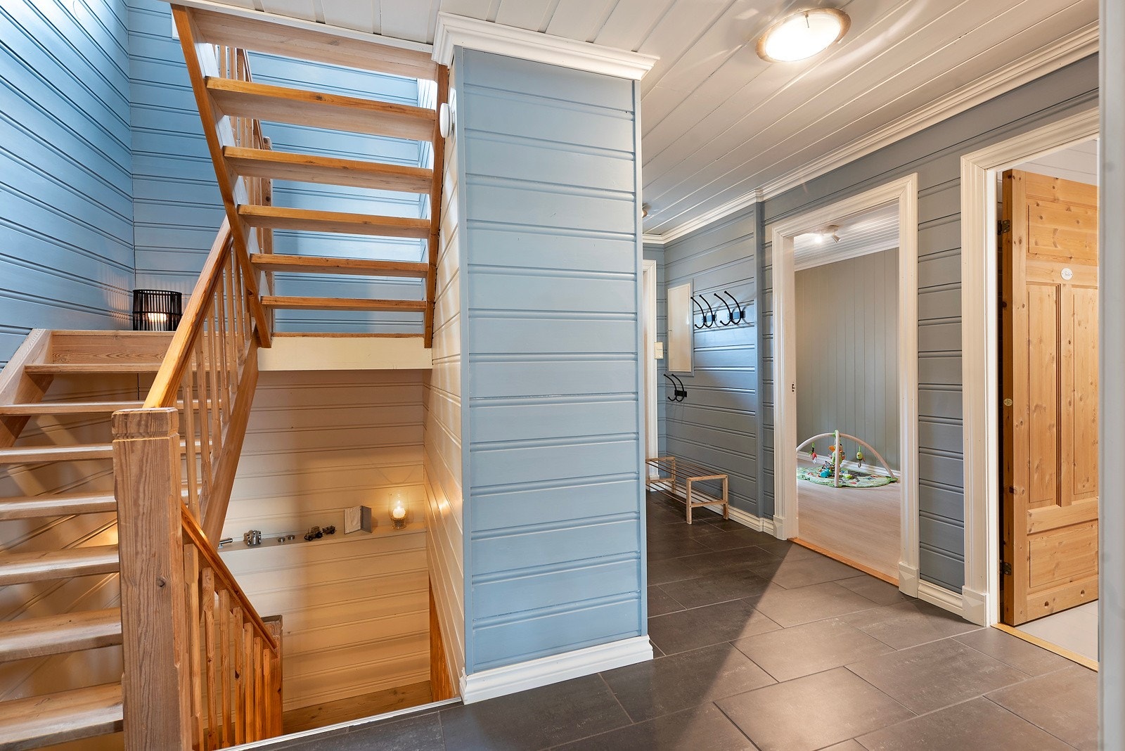 Fra entreen og trapperommet har du lett adkomst til de andre etasjene i tillegg til adkomst til soverommet i etasjen, og gjestetoalett Galleribilde