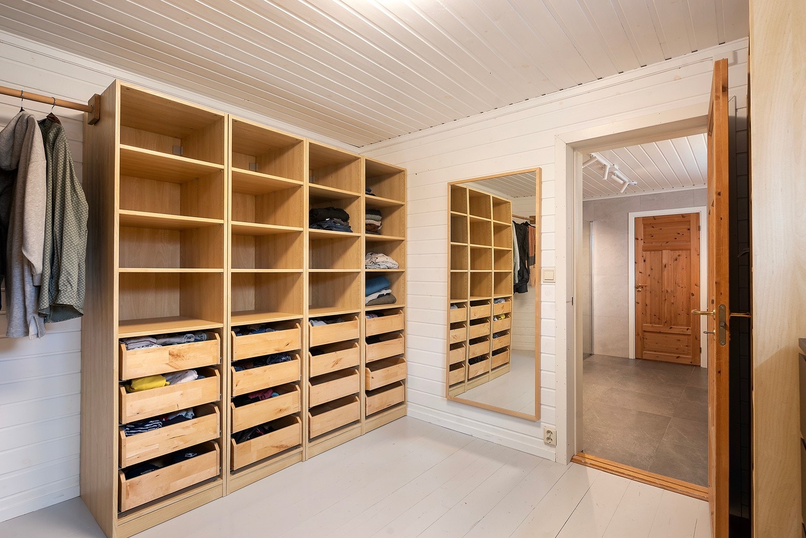 Innenfor badet har du god garderobeplass. Her har du muligheter for oppbevaring av sesongtøy og annet, men også et praktisk omkledningsrom Galleribilde