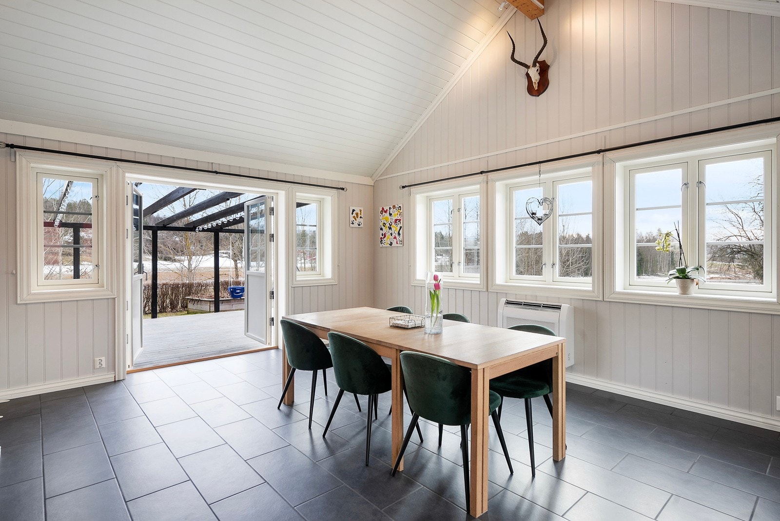 Det er mulighet for å åpne opp til hagen, men også til terrassen. Her er det god plass for hyggelige lag både sommer og vinter Galleribilde