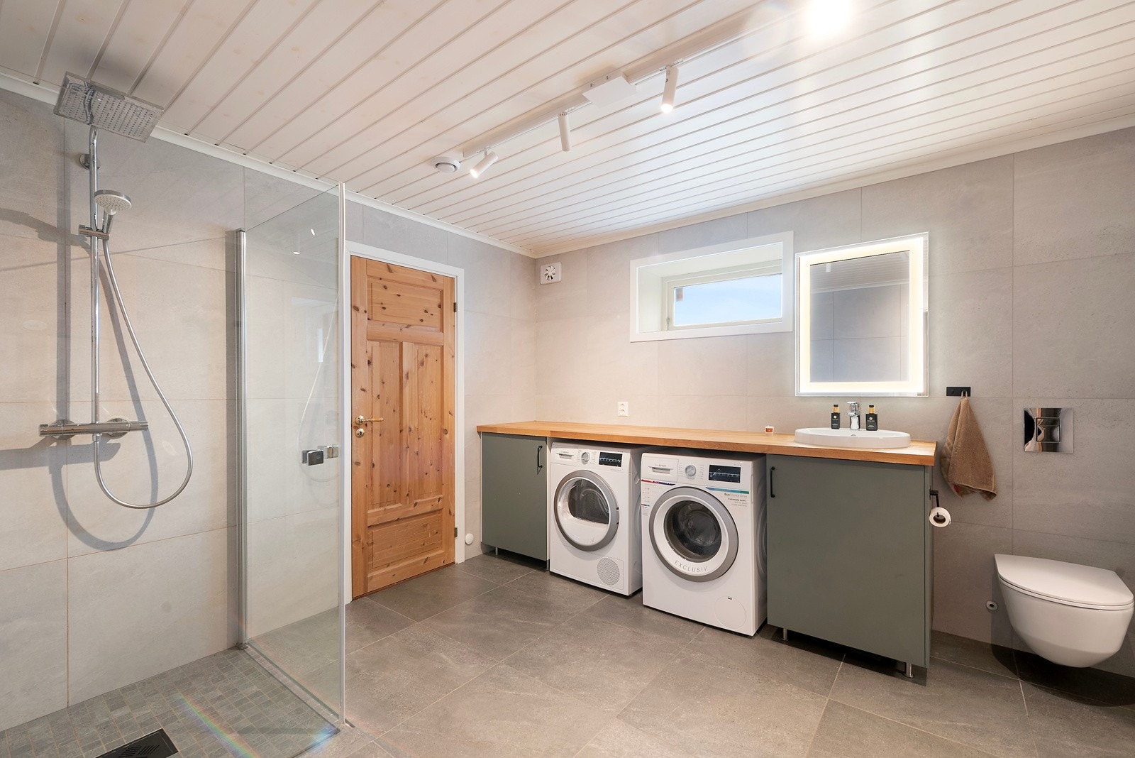 Etasjen har et stort og behagelig bad/ vaskerom med benk over plass til vask- og tørkerommel for et ryddig og pent utseende Galleribilde