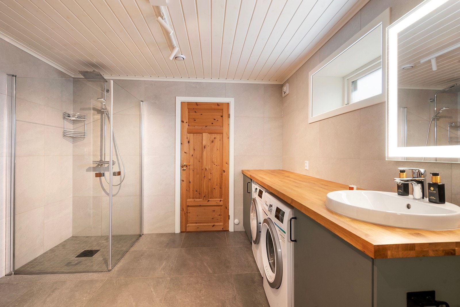 Her har du stor og romslig dusj, servant i innredning og vegghengt toalett Galleribilde