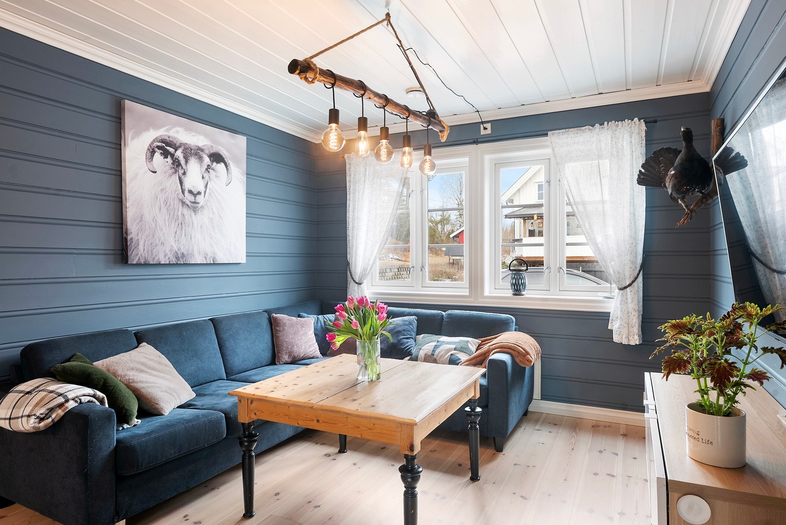 Utforming på rommet gjør at du fint kan møblere i flere seksjoner Galleribilde