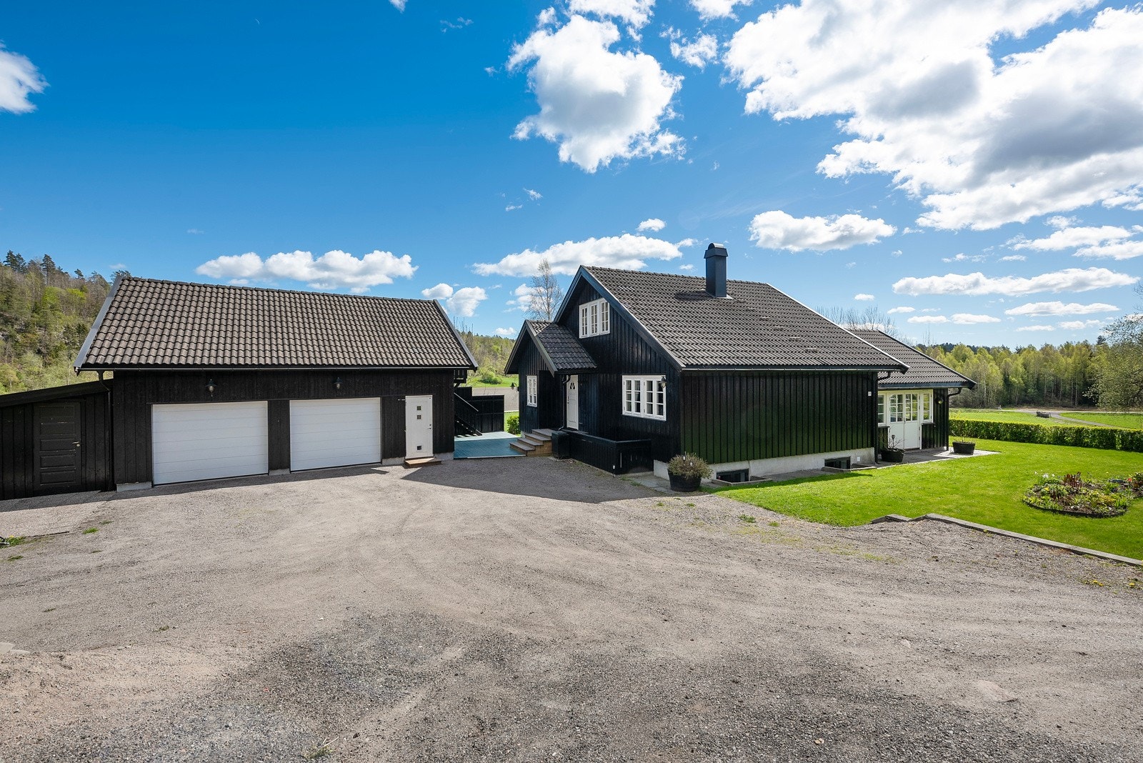 Boligen har en landlig beliggenhet, flere uteplasser og overbygget inngangsparti Galleribilde