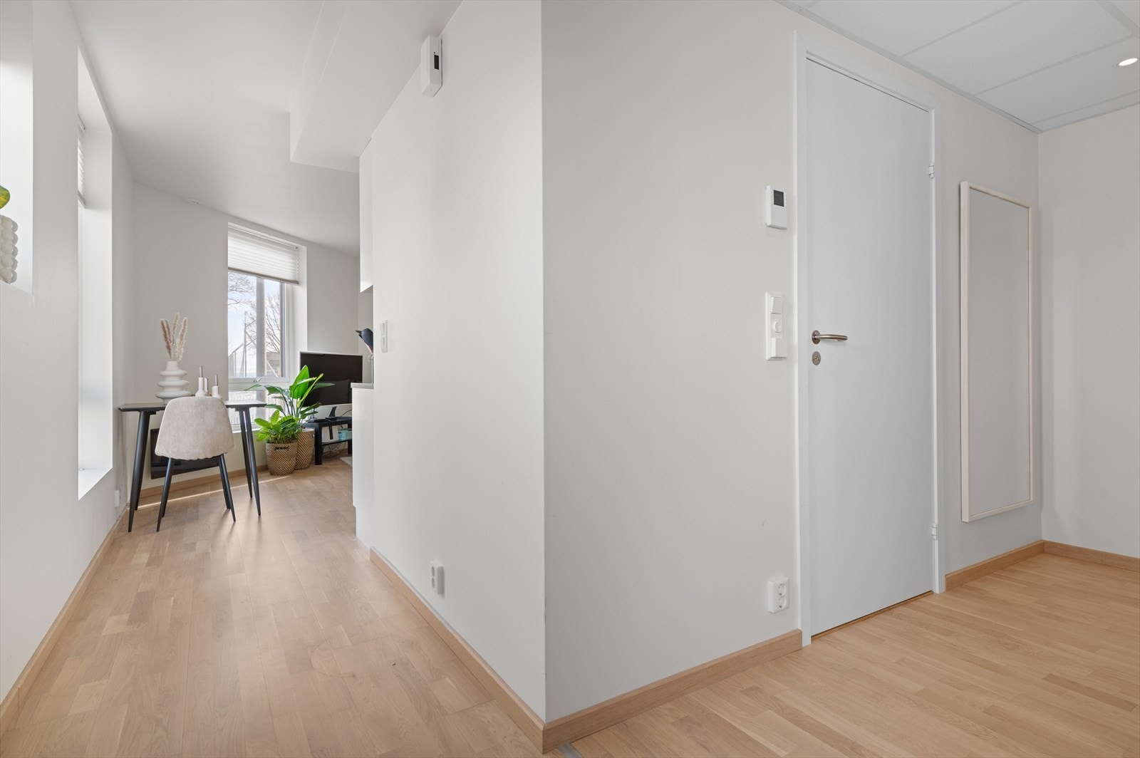Leiligheten fremstår som meget lys og innbydende Galleribilde
