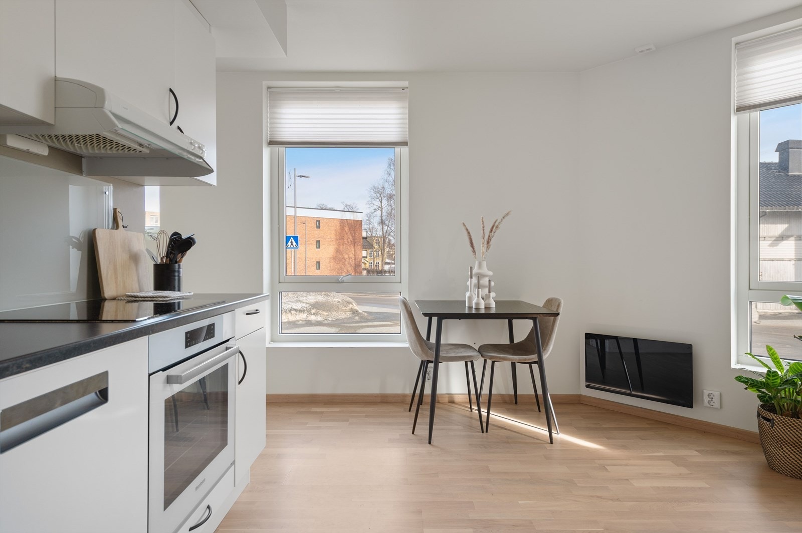 Kjøkken og stue i åpen løsning med plass til spisegruppe Galleribilde