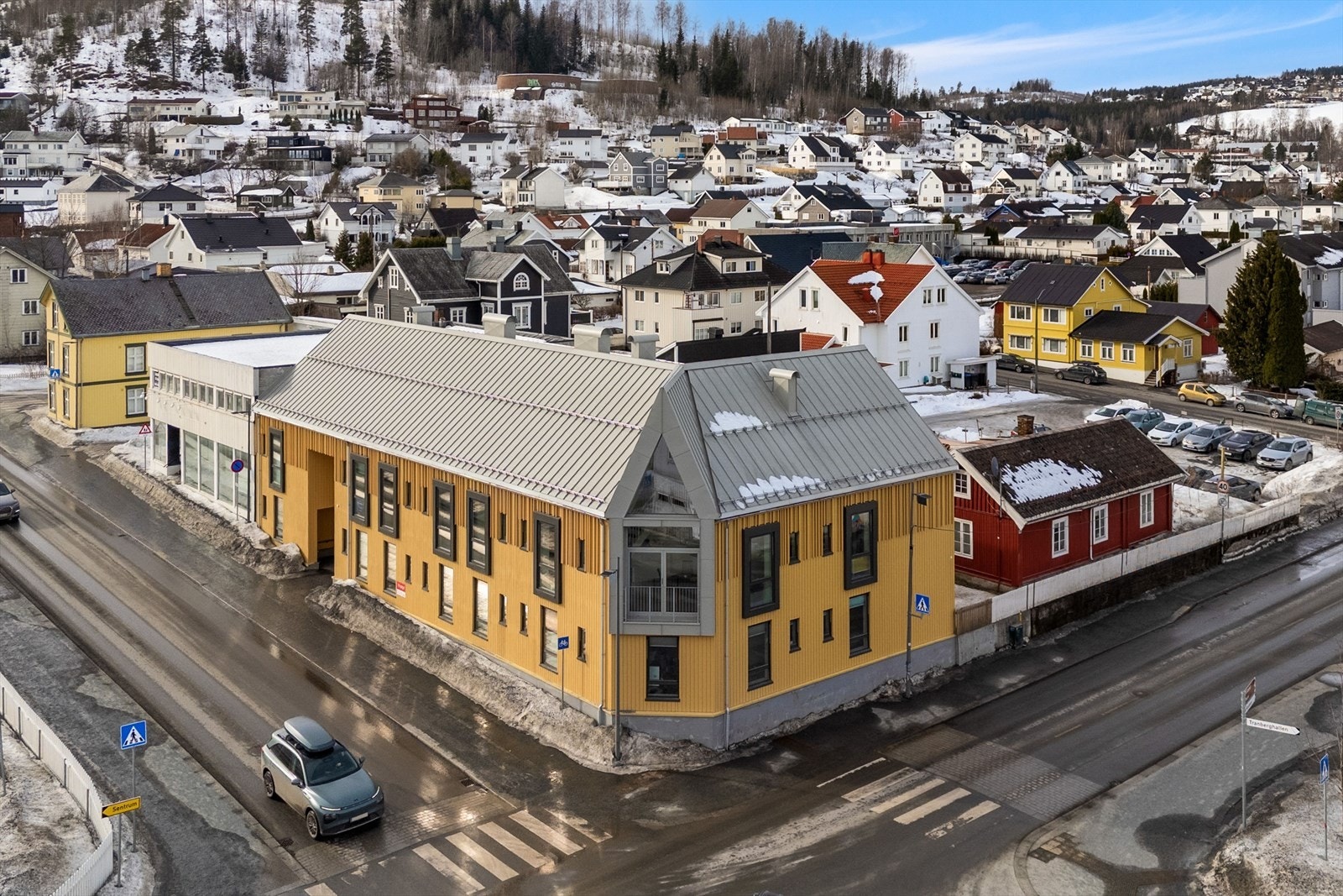 Dronefoto av fasade, Hovdetoppen i bakgrunnen Galleribilde