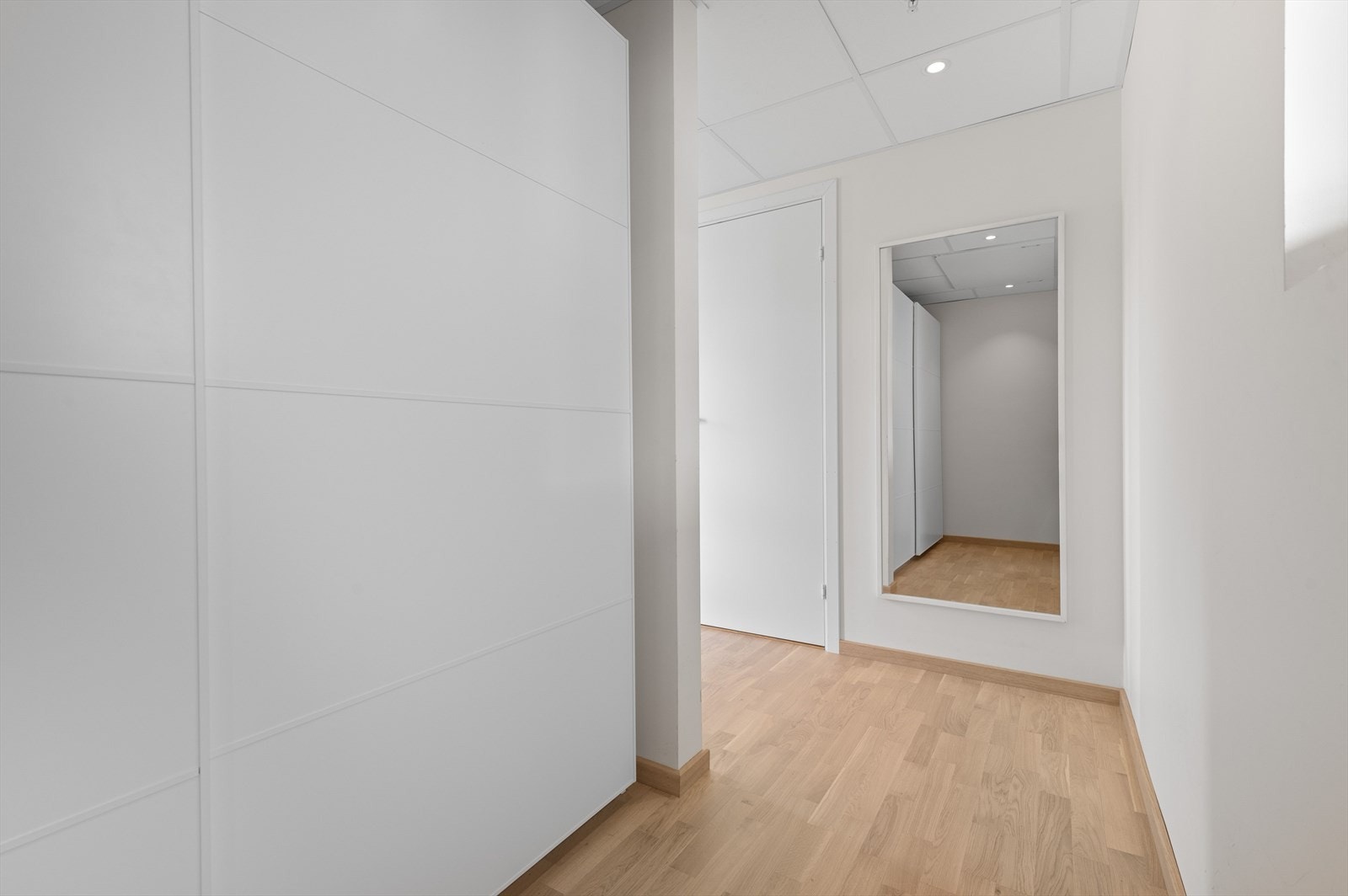 Entré med skyvedørsgarderobe, downlights i himling Galleribilde