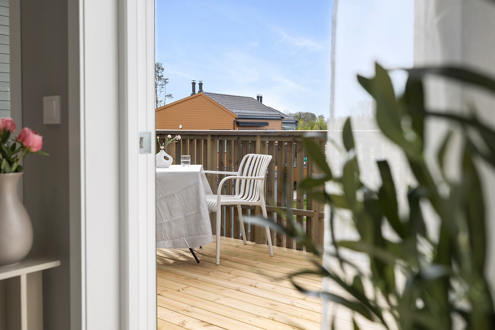 Fra stuen er det utgang til solrik balkong Galleribilde