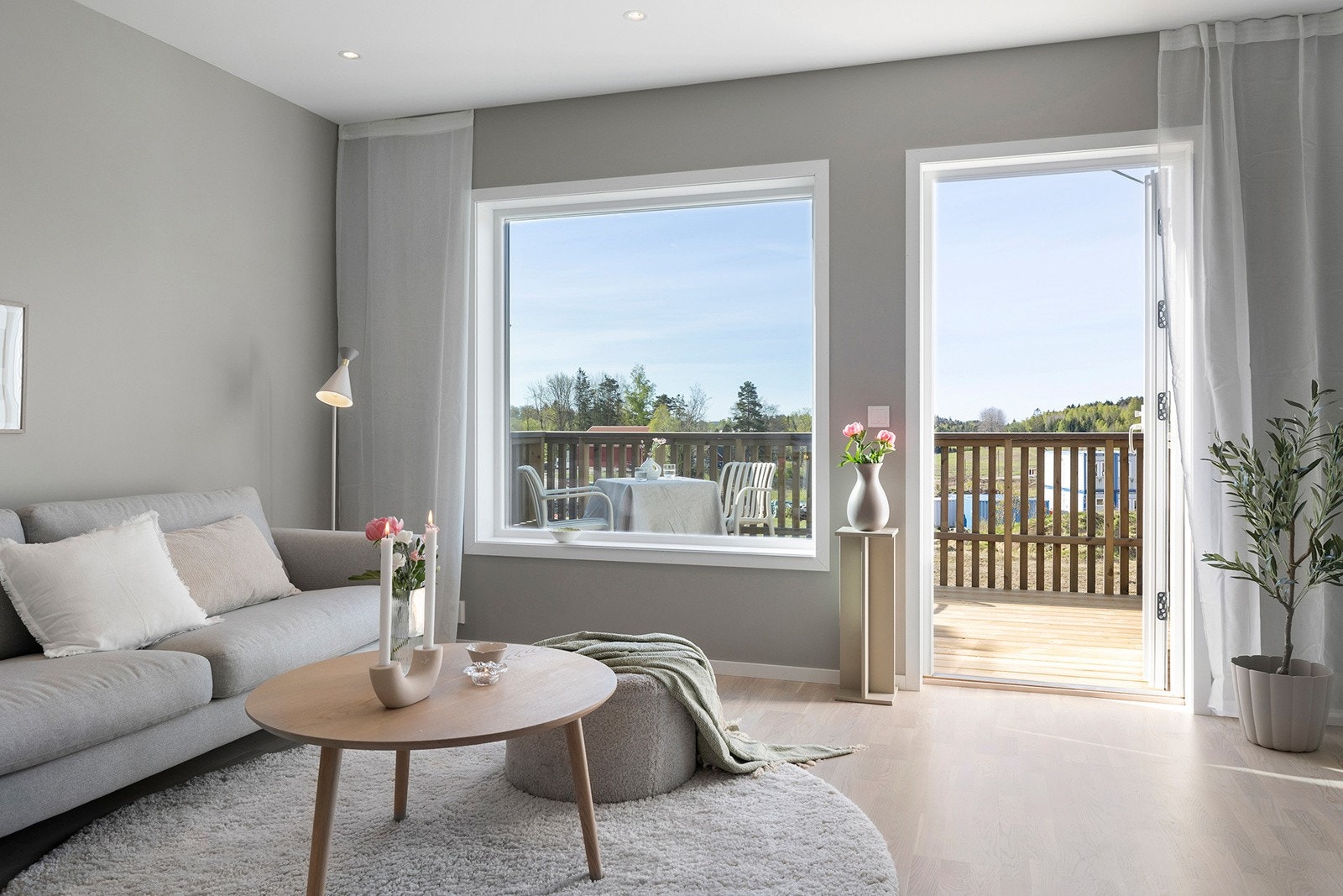 Stuen har store lysflater Galleribilde