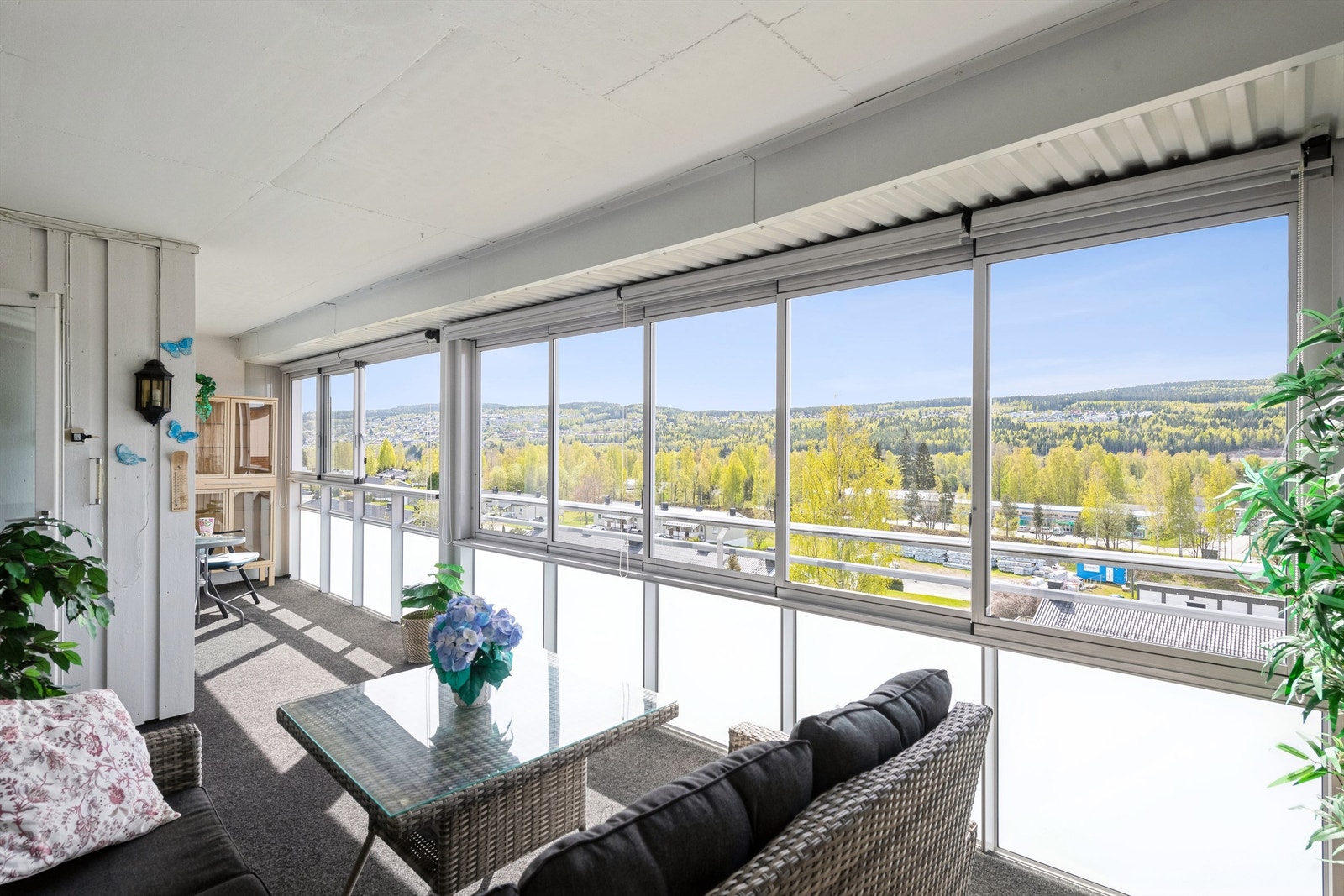 Balkongen er lys og lun med filt på gulv og vinduer som kan dras helt til side. Galleribilde