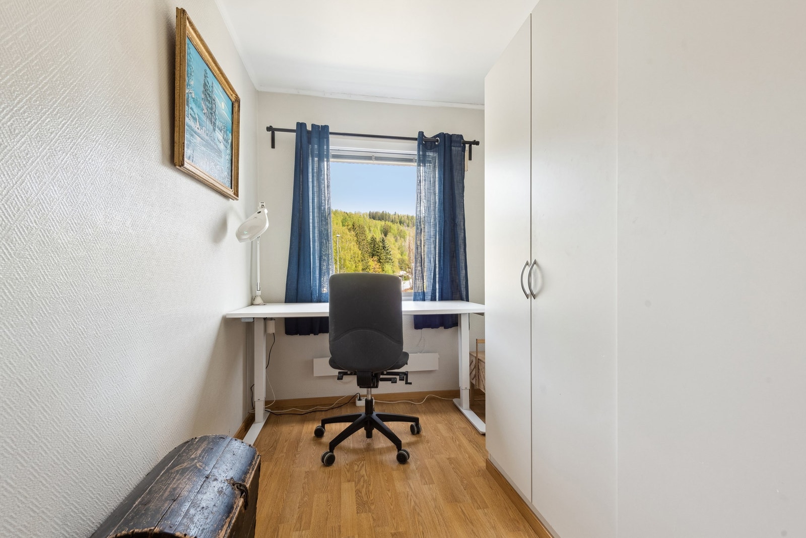 Soverom 3 med plassbygget garderobeskap. Galleribilde