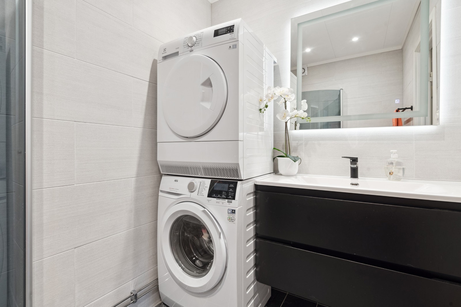 Badet er flislagt og har varme i gulv. Galleribilde
