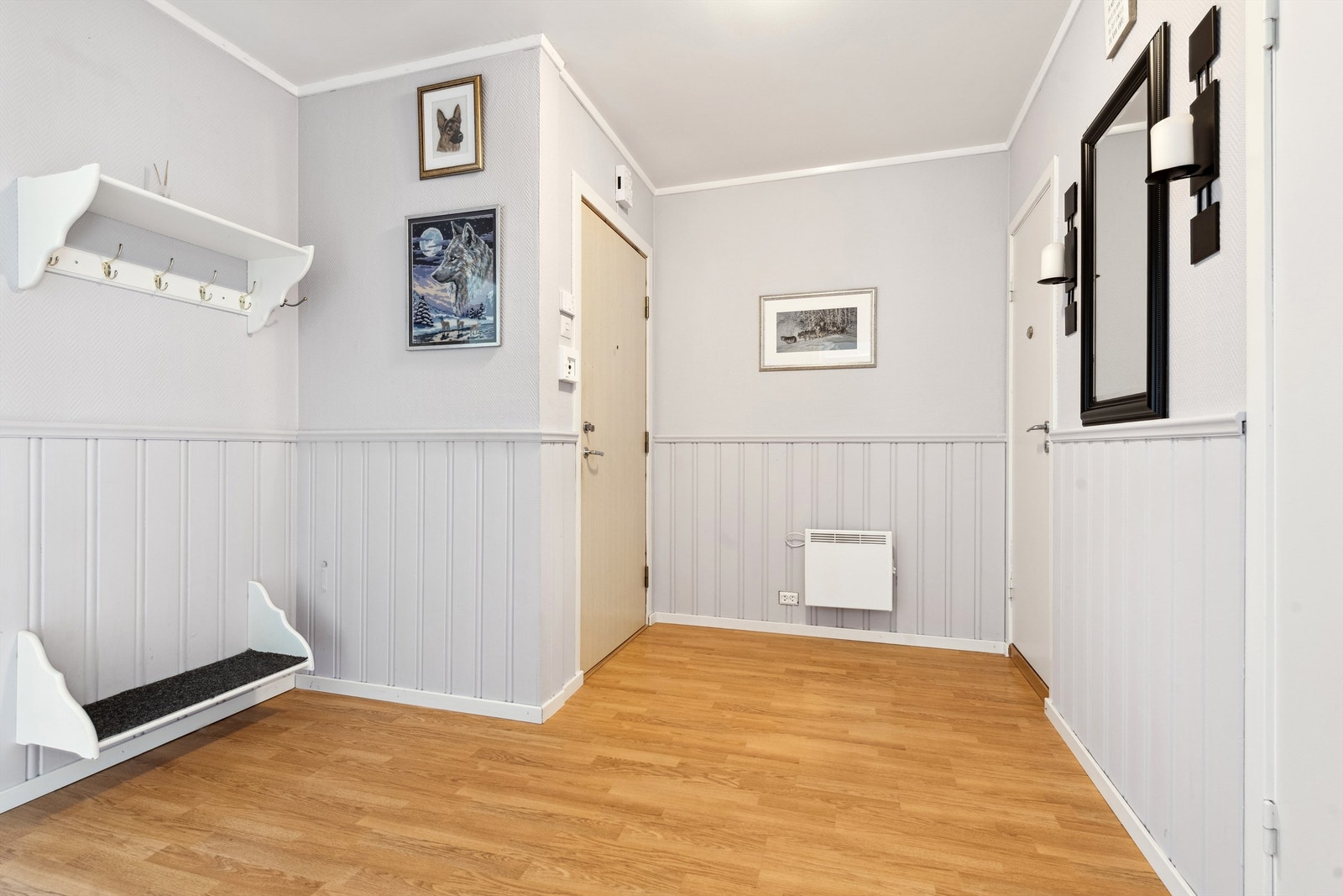 Dette er en lys og romslig leilighet med fin planløsning. Stor entré med god garderobeplass og porttelefon. Galleribilde