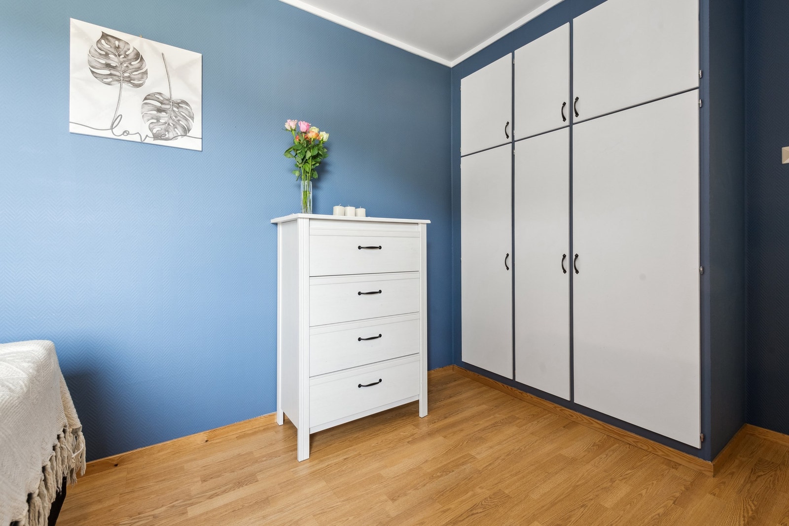 Soverom med plassbygget garderobeskap. Galleribilde