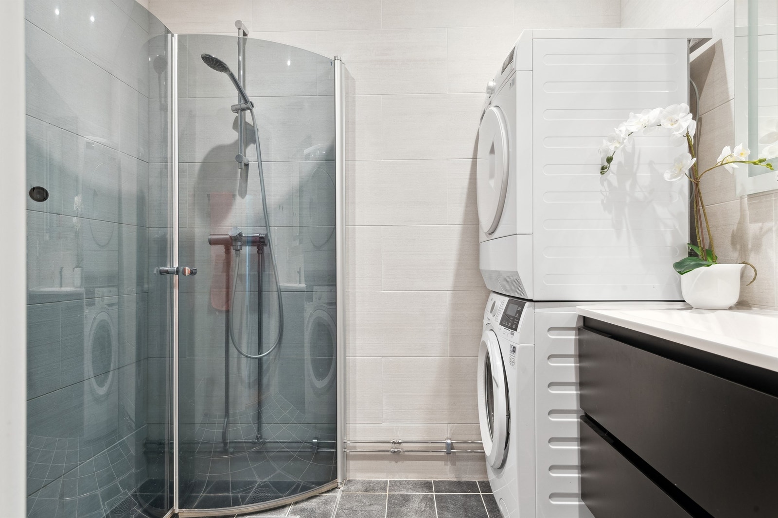 Badet ble oppgradert i 2020 og er utstyrt med baderomsinnredning, opplegg for vaskemaskin og dusj med innfellbare dusjdører. Galleribilde