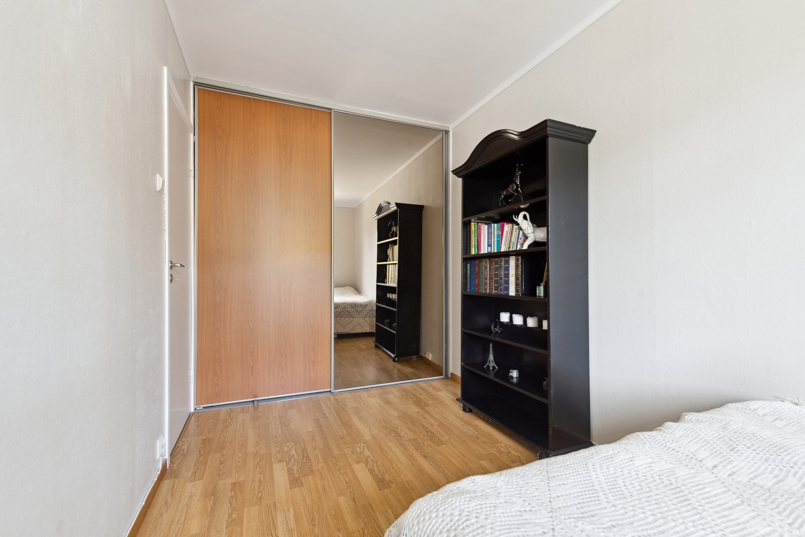 Soverom 2 med en romslig skyvedørsgarderobe. Galleribilde