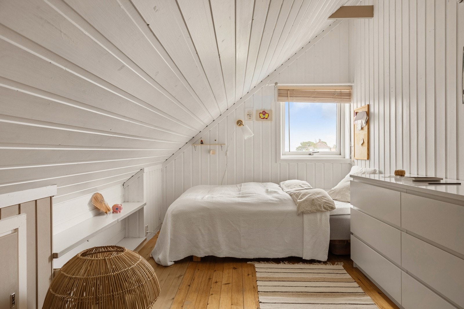 Alle soverommene har plass til dobbeltseng og innredning for lagring. Galleribilde