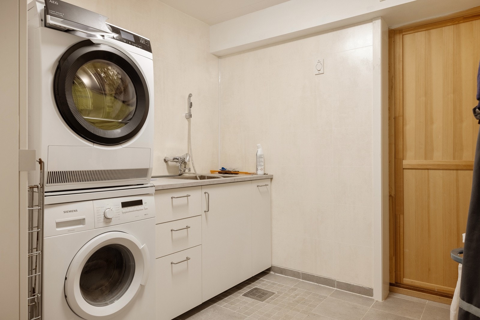 Romslig vaskerom, adskilt fra hybel, med funksjonell oppbevaringsplass. Galleribilde