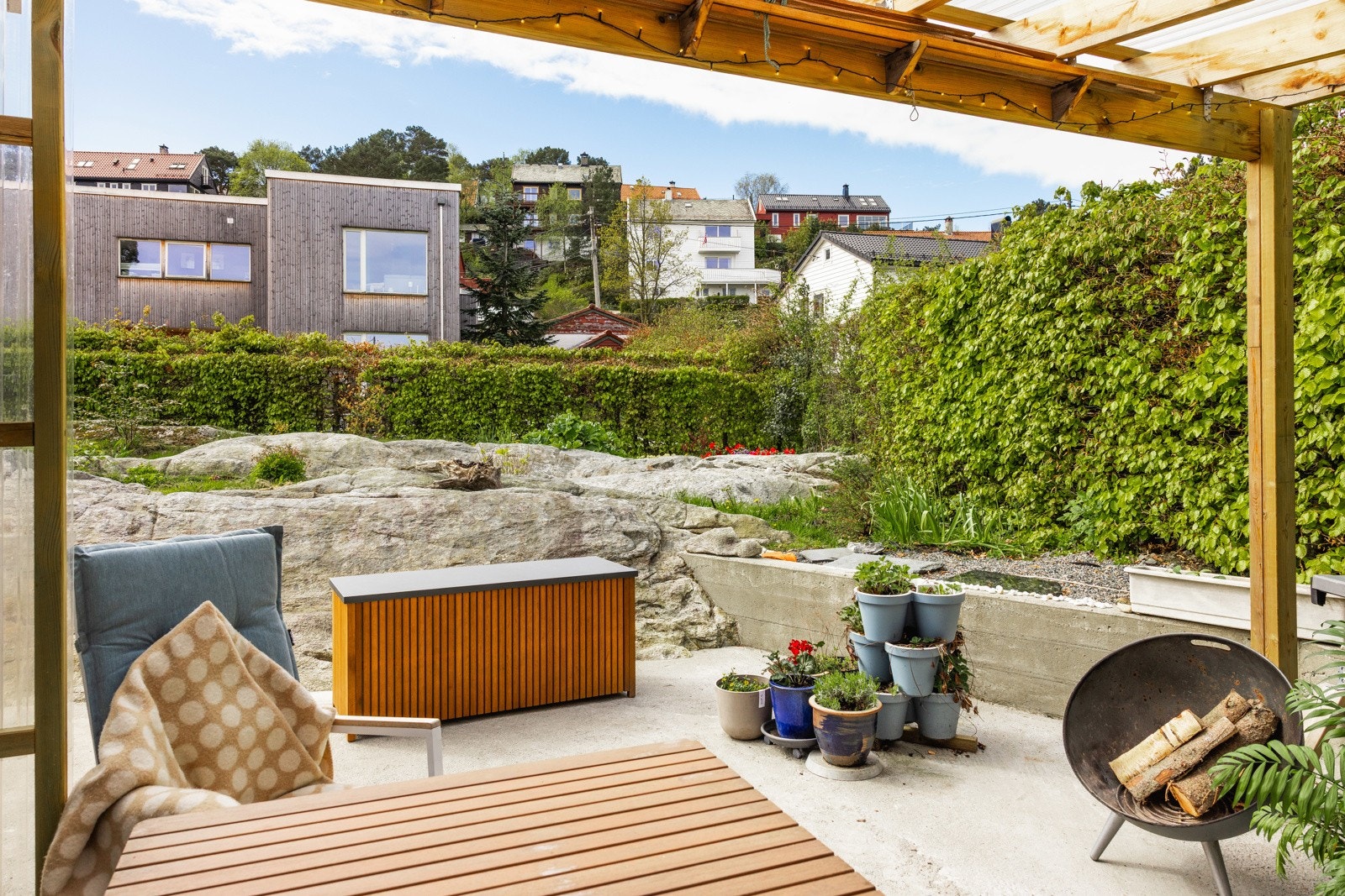 Flott opparbeidet uteområde med gode muligheter for hygge og samvær. Galleribilde