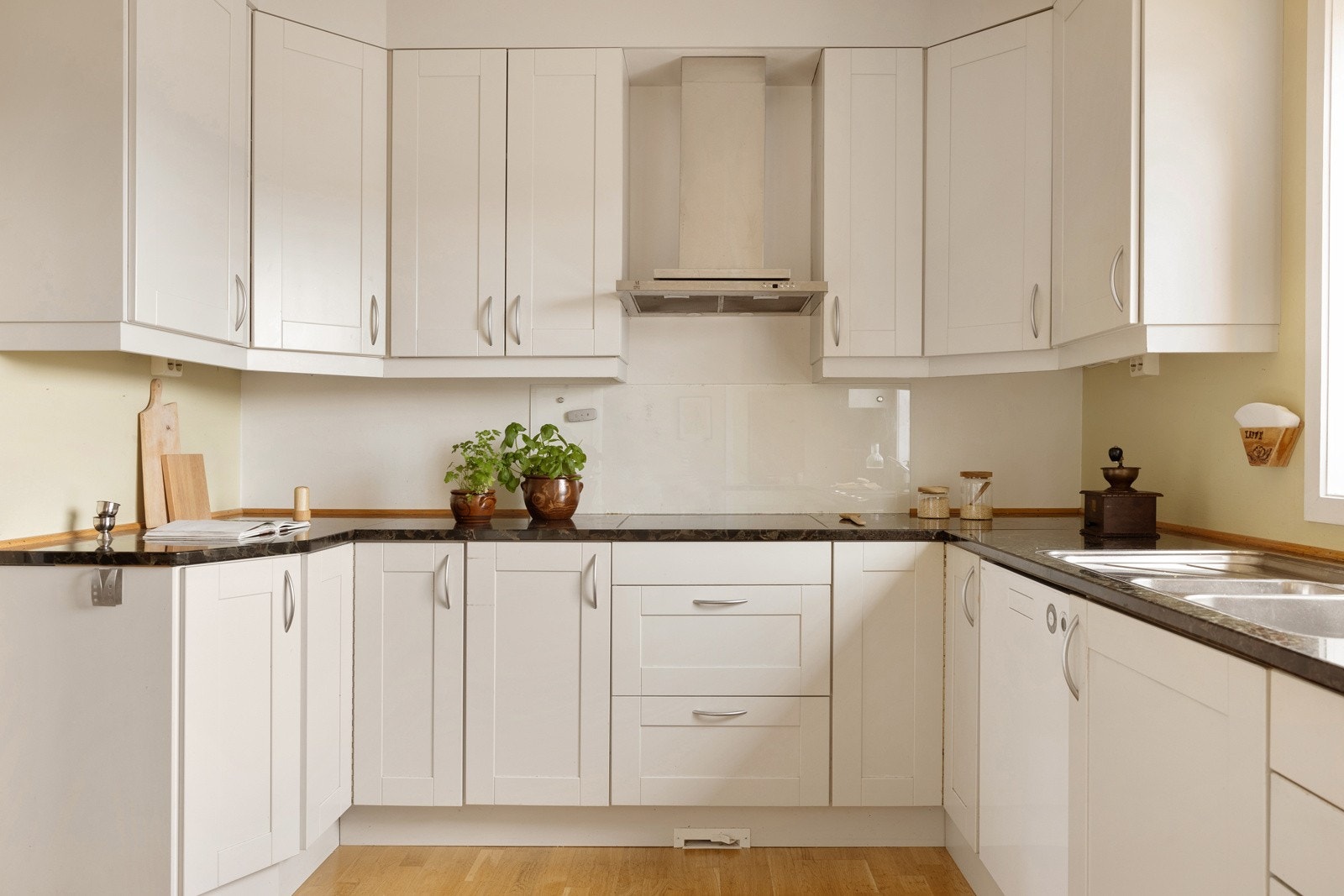 Godt med lagringsmuligheter i skuffer og hyller. Galleribilde