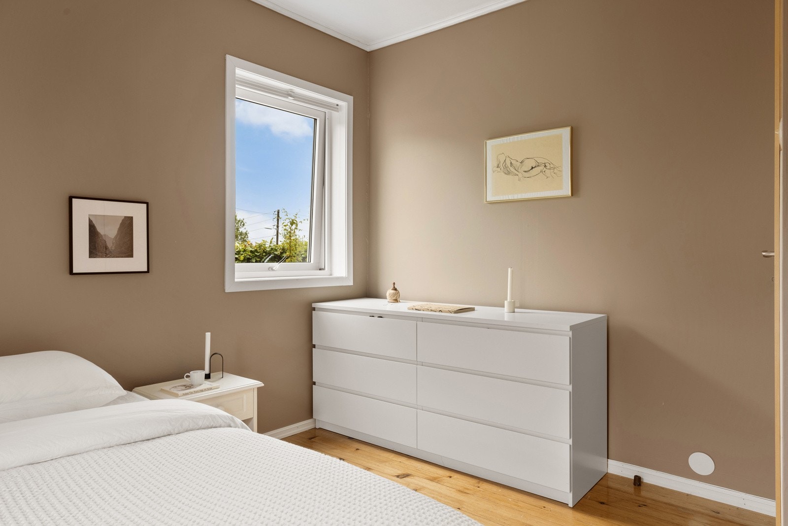 Godt belyst rom med to vinduer som skaper en trivelig og luftig følelse. Galleribilde