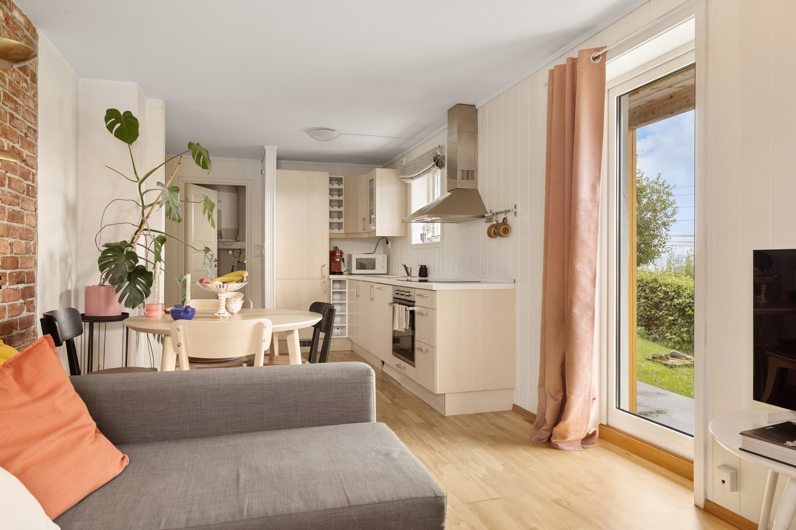 Her er det god plass til innredning av sofakrok og spisegruppe. Galleribilde