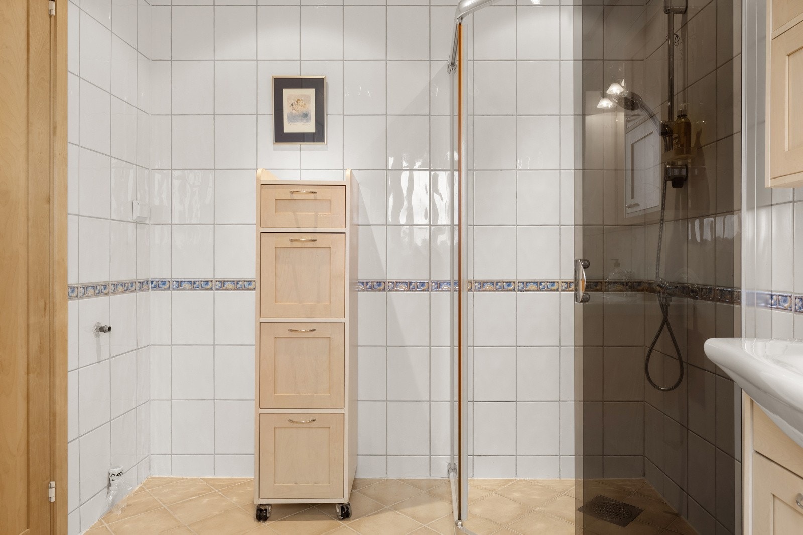 Fremstår romslig med gulvvarme, dusjhjørne og godt med lagringsplass Galleribilde