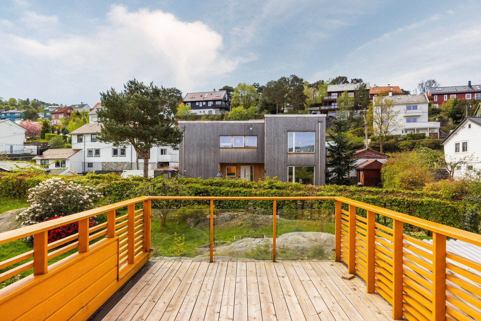 Romslig terrasse med fleksible møbleringsløsninger. Galleribilde