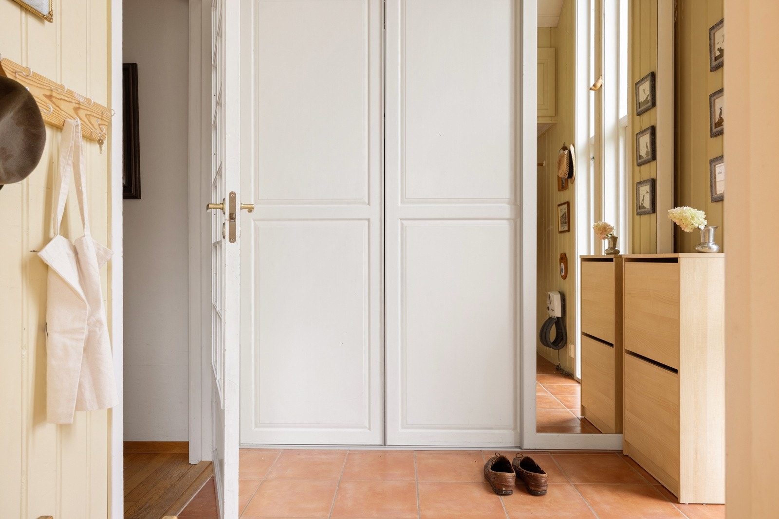 Praktisk plassering av garderobeskap gjør lagringen både enkel og oversiktlig. Galleribilde