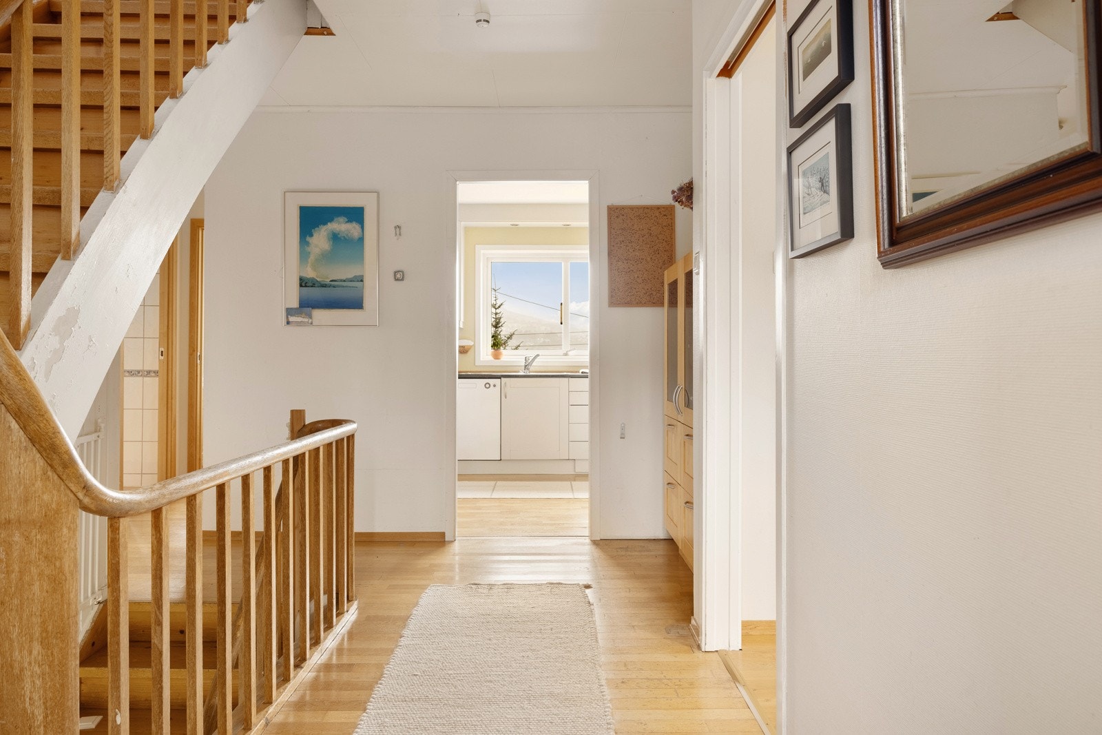 Videre inn leder gangen til resten av boligen. Galleribilde