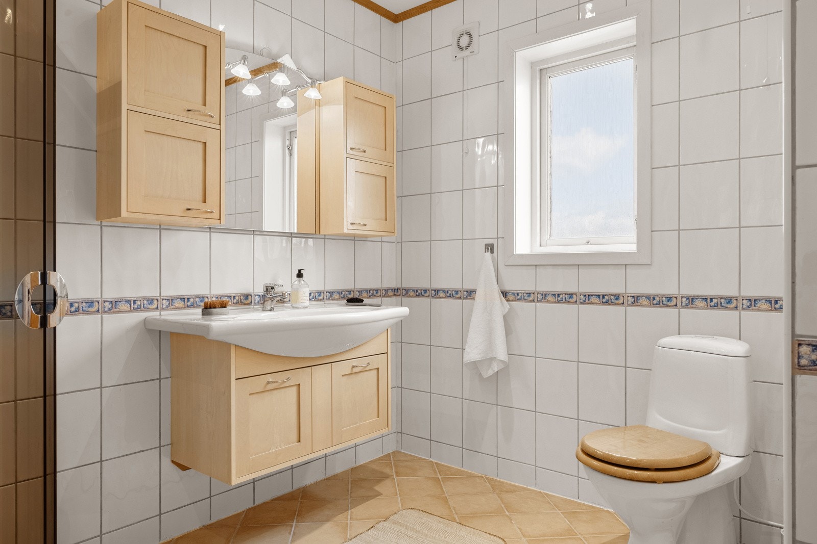 Hovedbad med komplett innredning og praktiske løsninger. Galleribilde