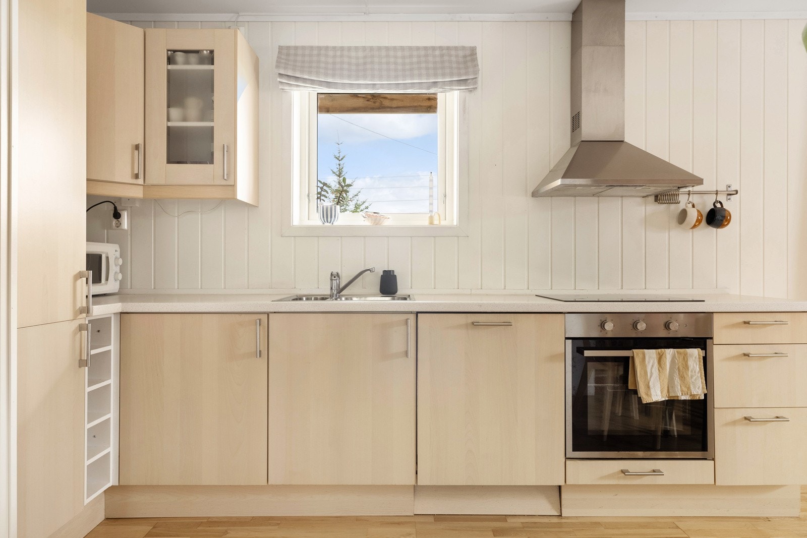 Fullt utstyrt kjøkken med laminat benkeplate, stålvask og nødvendige hvitevarer. Galleribilde