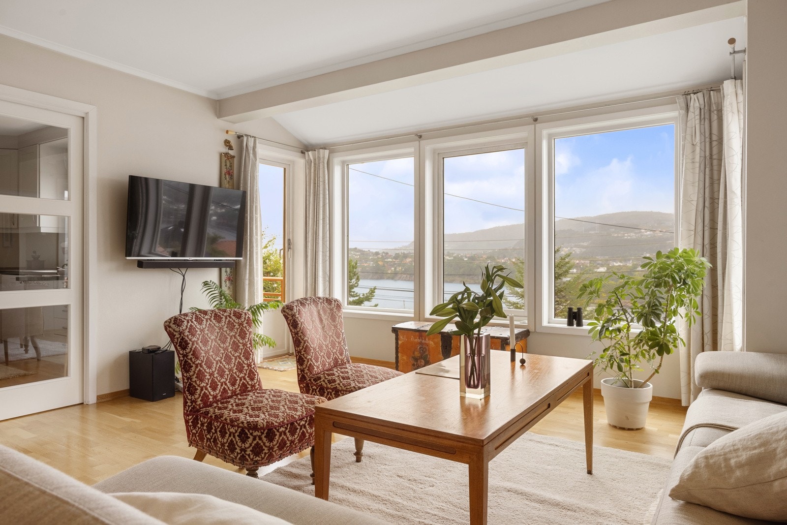 Gode innredningsmuligheter med plass til sofakrok, spisegruppe og langbord. Galleribilde