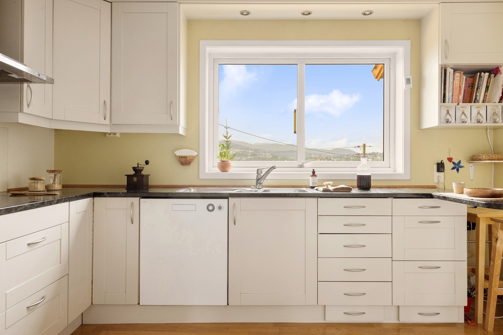 Lyst og trivelig kjøkken med store vindusflater. Galleribilde