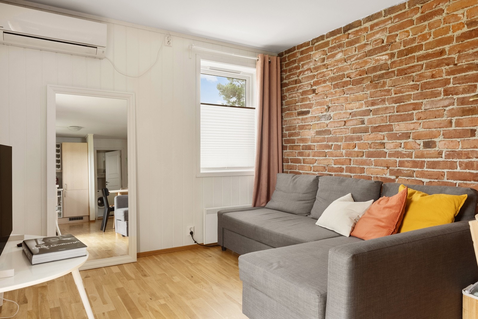 Murkonstruksjonen tilfører karakter og løfter rommets uttrykk. Galleribilde