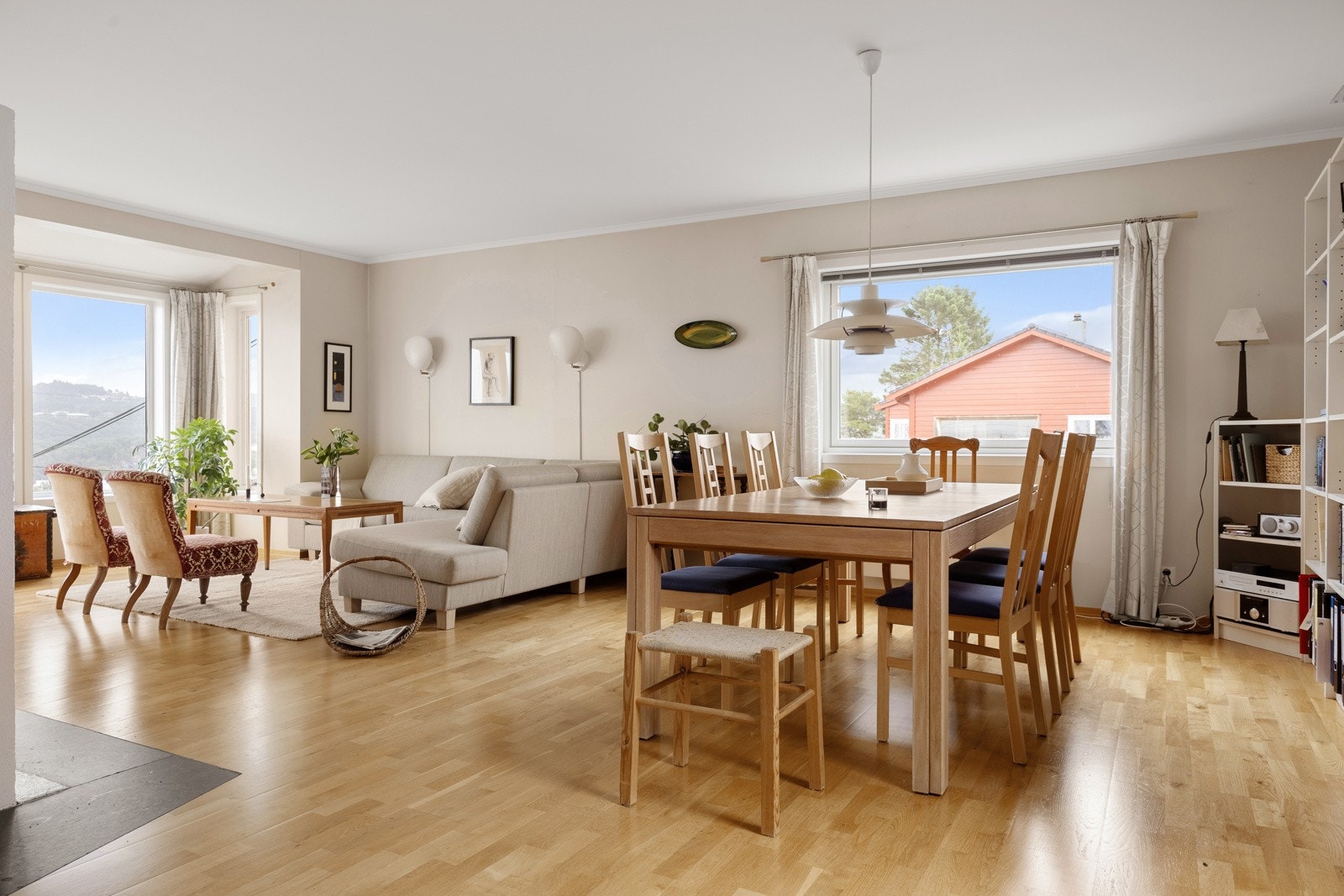 Lys og luftig stue med store vinduer som slipper inn dagslyset. Galleribilde