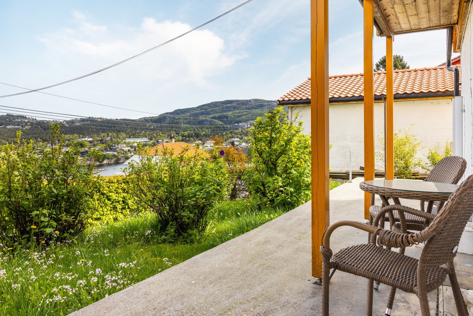 Underetasjen har egen platting med enkel tilgang fra stuen. Galleribilde