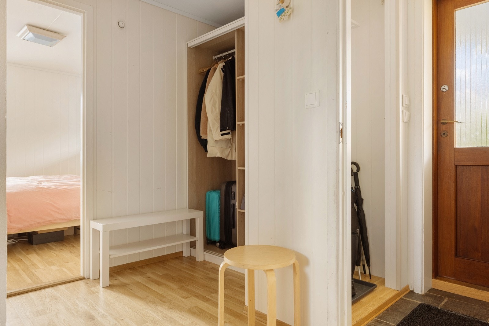 Plass til lagring av yttertøy gjør oppbevaring enkelt og oversiktlig. Galleribilde