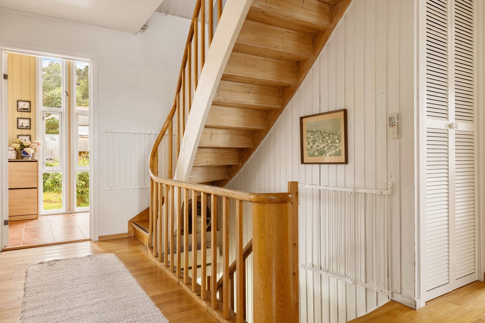 Enkel tilgang til både underetasje og andre etasje. Galleribilde