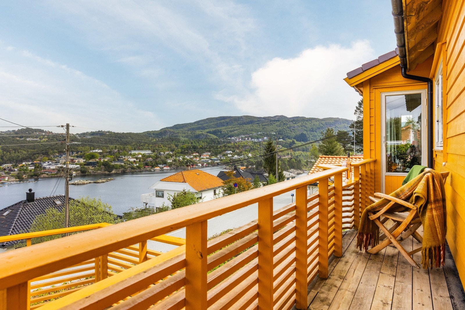 Stuen gir tilgang til både terrasse og balkong i første etasje. Galleribilde