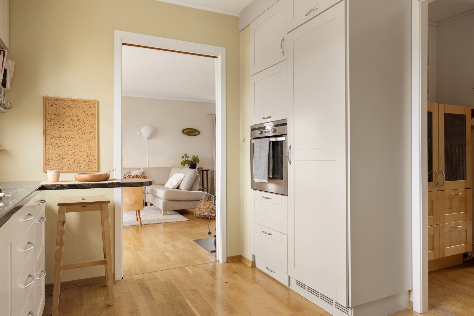 Fra stuen er det åpen forbindelse videre inn til kjøkkenet. Galleribilde