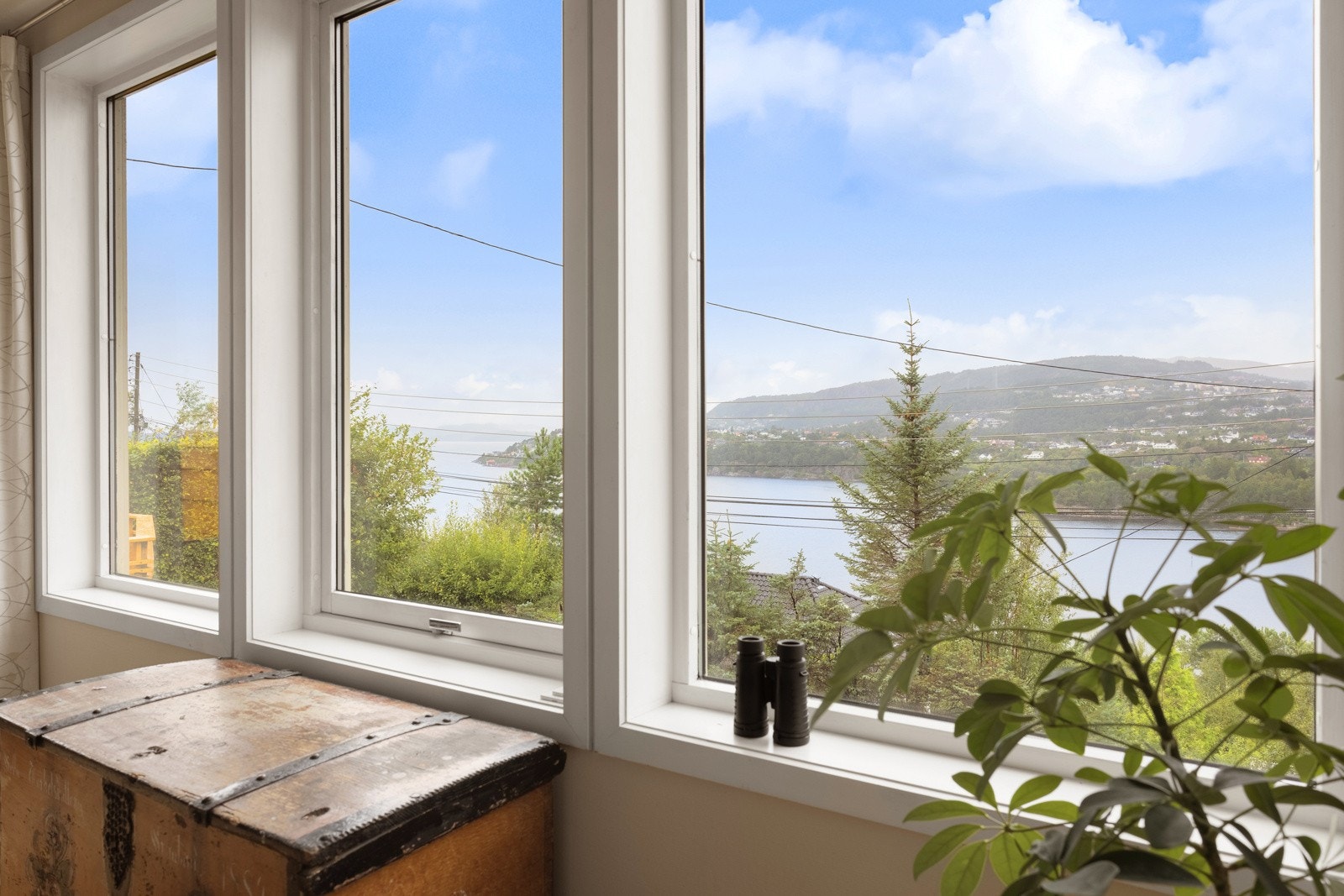 Stuen gir deg mulighet til å nyte utsikten mot nærområdet. Galleribilde