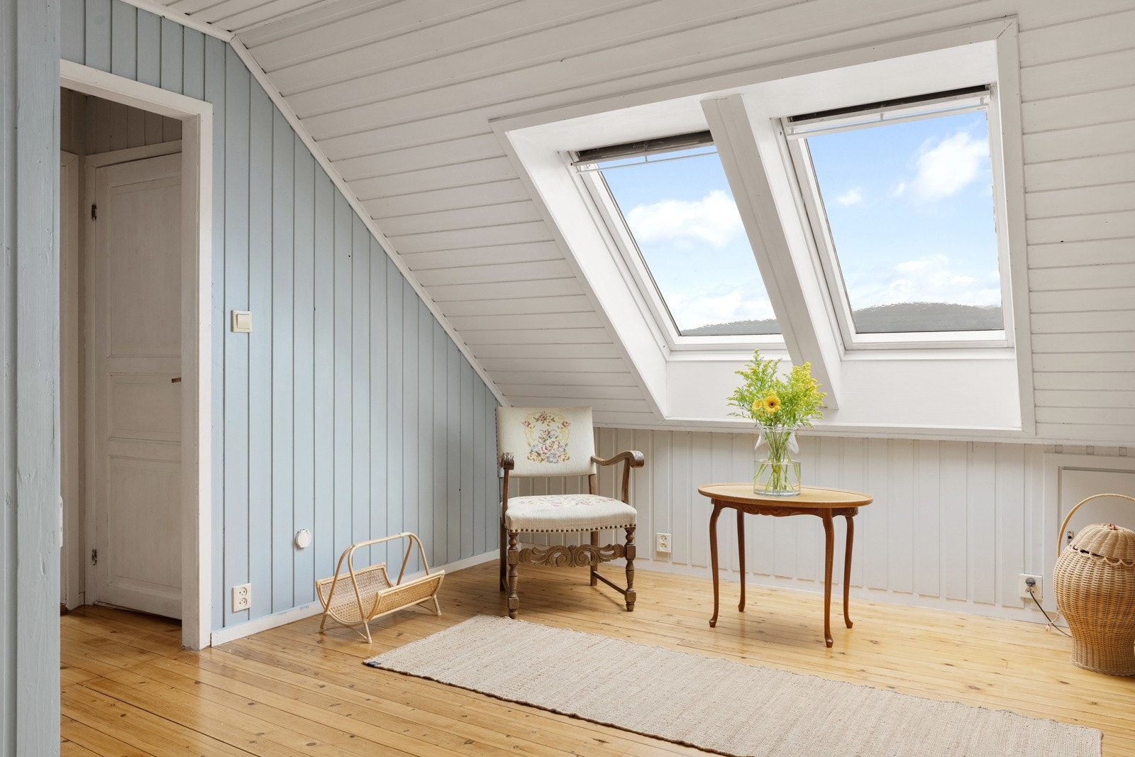 Store vindusflater som slipper inn rikelig med naturlig lys. Galleribilde