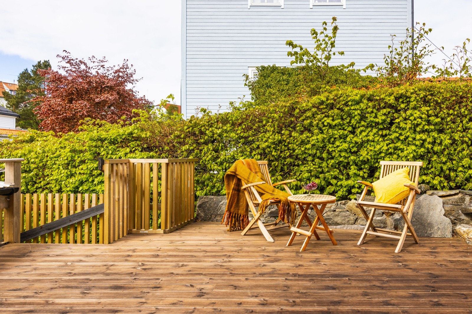 Terrassen kobles sammen med underetasjens uteområde via trapp. Galleribilde