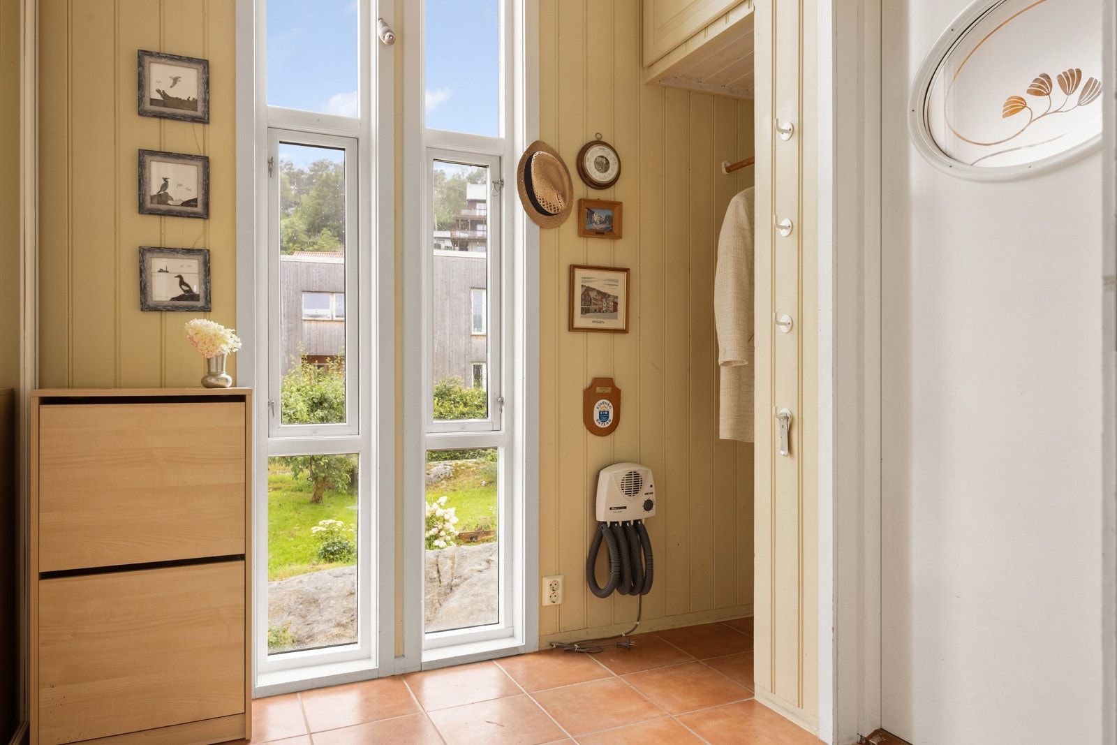 Flotte vindusflater sørger for en lys og trivelig ankomst til boligen. Galleribilde