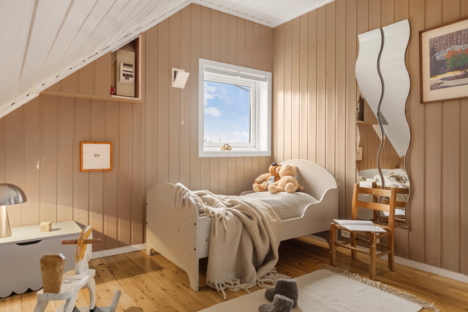 Denne etasjen inneholder tre romslige soverom, samt et rom for kontor eller hobbyrom. Galleribilde